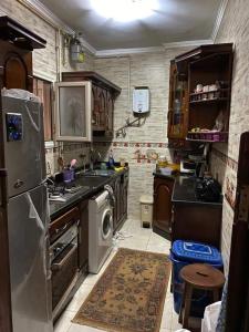 安曼的住宿－Holy land，一间带炉灶和洗碗机的厨房