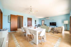 Телевизор и/или развлекательный центр в Villa Rosa sul mare