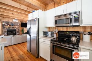 Cucina o angolo cottura di Wonderful Log Cabin near private beach and lake access