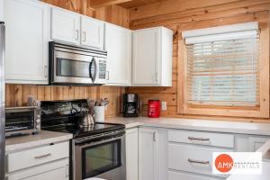 Cucina o angolo cottura di Wonderful Log Cabin near private beach and lake access