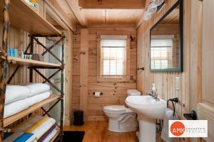 un bagno con un water bianco e un lavandino di Wonderful Log Cabin near private beach and lake access a Saugatuck Altre 34 foto