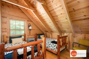 Area soggiorno di Wonderful Log Cabin near private beach and lake access