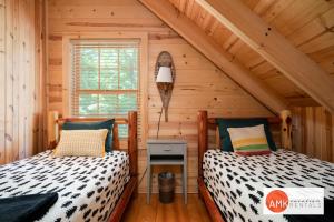 Letto o letti in una camera di Wonderful Log Cabin near private beach and lake access
