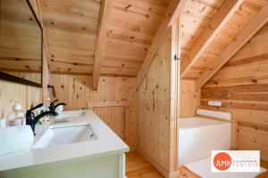 Bagno di Wonderful Log Cabin near private beach and lake access