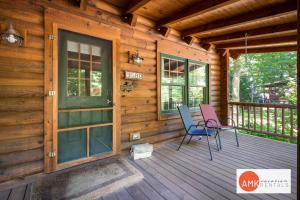 Balcone o terrazza di Wonderful Log Cabin near private beach and lake access