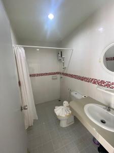 een badkamer met toilet en wastafel bij ZEN Hotel Patong Beach -ex- miami Production in Patong Beach