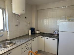 A kitchen or kitchenette at SUN and BEACH lovers apartemento 14119