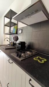 a kitchen with a black counter top with a stove at Casa Di Pam in Scicli