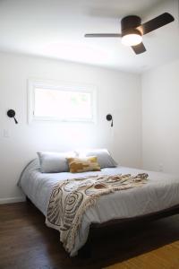 Voodi või voodid majutusasutuse Miner Lake Lakefront Beach Cottage for Family Fun toas