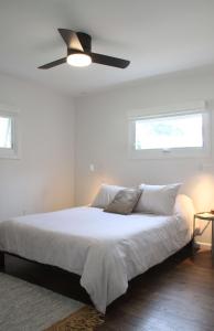 Voodi või voodid majutusasutuse Miner Lake Lakefront Beach Cottage for Family Fun toas