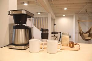 Kohvi ja tee valmistamise võimalus majutusasutuses Miner Lake Lakefront Beach Cottage for Family Fun +15 fotot