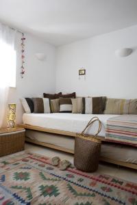 Кровать или кровати в номере Sea Paros Holiday Villa with panoramic views over Naoussa bay