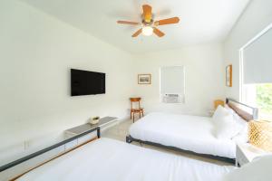 biały pokój z łóżkiem i telewizorem w obiekcie PRAIA Hotel Hollywood w mieście Hollywood