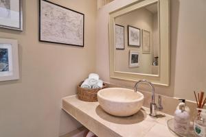W łazience znajduje się umywalka i lustro. w obiekcie Berkeley House near Bath w mieście Bath