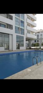 a large swimming pool in front of a building at Tanger centre-ville - Appartement luxueux avec vue mer et piscine in Tangier