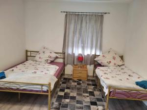 a bedroom with two beds and a window at Monteurwohnung Weigl in Großmehring