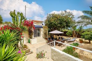 a house with a garden with flowers and plants at Villa Los Pinos 6 in Altea
