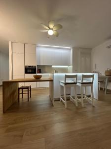 cocina con mesa y 2 sillas y ventilador de techo en Centrico alojamiento en Jaén