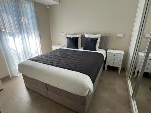 Postel nebo postele na pokoji v ubytování MyBlueVista LUXURY SEA VIEW PRIVATE VILLA CAP D AIL 200M MONACO + 11 fotografií
