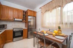 A kitchen or kitchenette at The Stone House