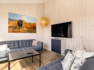 Posezení v ubytování 14 person holiday home in Hadsund