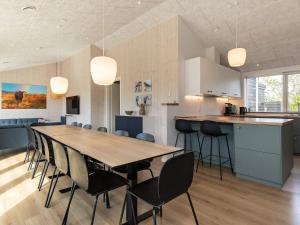 Kuchyň nebo kuchyňský kout v ubytování 14 person holiday home in Hadsund