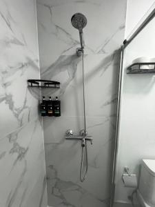 a bathroom with a shower with a glass door at Apartamento Matriz PVZ (T2) in Póvoa de Varzim