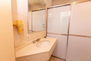 Un baño con lavabo y ducha en Rede Andrade Canada, en Río de Janeiro 49 fotos más