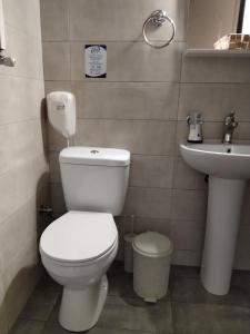 een badkamer met een toilet en een wastafel bij Maria's Modern Apartment , Monemvasia in Monemvasia