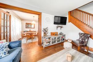 salon z kanapą i telewizorem w obiekcie Conneaut Vacation Rental with Deck Near Lake Erie! w mieście Conneaut