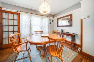 jadalnia z drewnianym stołem i krzesłami w obiekcie Conneaut Vacation Rental with Deck Near Lake Erie! w mieście Conneaut +21 zdjęć