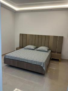 - une chambre avec un grand lit dans l'établissement Appartement ghammarth la marsa, à Gammarth