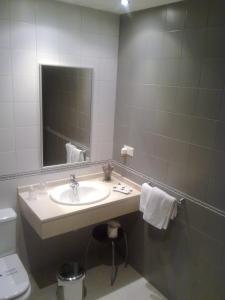 A bathroom at Hotel Restaurante Caracho