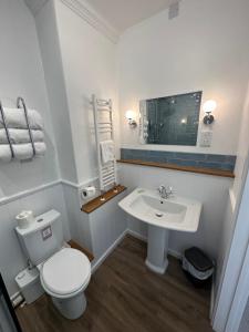 Ένα μπάνιο στο White Hart Hotel +55 φωτογραφίες