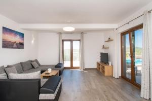Imagen de la galería de Villa Meadow with swimming pool, en Budak