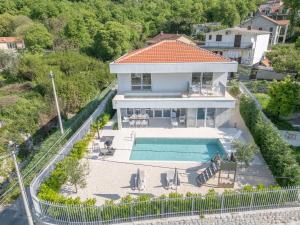 an aerial view of a house with a swimming pool at Villa Tor in Gornji Orahovac