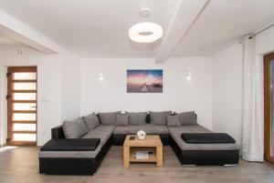 Imagen de la galería de Villa Meadow with swimming pool, en Budak