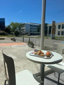 une assiette de nourriture sur une table sur un patio dans l'établissement Premiere Classe Toulouse Sud Labege, à Labège