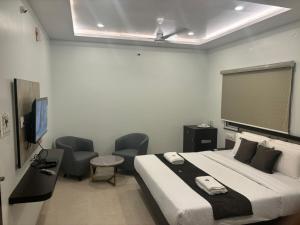 Hotel Ramdev Chikodi的电视和/或娱乐中心