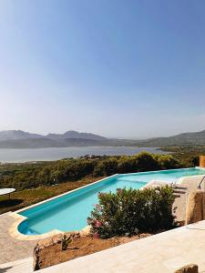 uma piscina com vista para a água em Domo s'Altura em Porto Rotondo