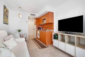 貝納爾馬德納的住宿－Apartamento Lola，客厅配有平面电视和沙发。
