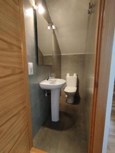 Ein Badezimmer in der Unterkunft Apartaments Sort Pirineus