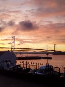 Gallery image of Edinburgh Coastal Cottage : 20 min train to City Centre : Spectacular Views of Forth Bridges in Queensferry