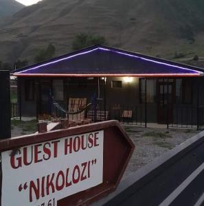 Byggingin sem gistihúsið er í