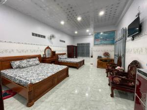 ein Schlafzimmer mit 2 Betten und einem TV. in der Unterkunft Nhà Nghỉ Liên Hòa in Hà Tiên
