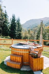 einen Whirlpool in einem Garten neben einem Zaun in der Unterkunft L'Escola e Lou Mulin in Sampeire