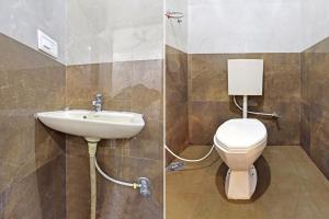 La salle de bains est pourvue de toilettes et d'un lavabo. dans l'établissement Hotel ANGAN, à Udaipur