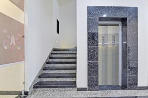 un couloir avec un escalier et une porte. dans l'établissement Hotel ANGAN, à Udaipur