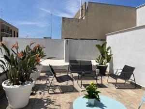 un patio con sillas y plantas en un edificio en Il Civico 2 en Bari