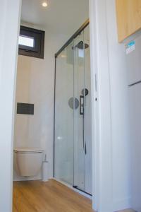 uma cabina de duche em vidro numa casa de banho com WC em Bungalows Mar Menor, paz a orillas del mar em San Javier